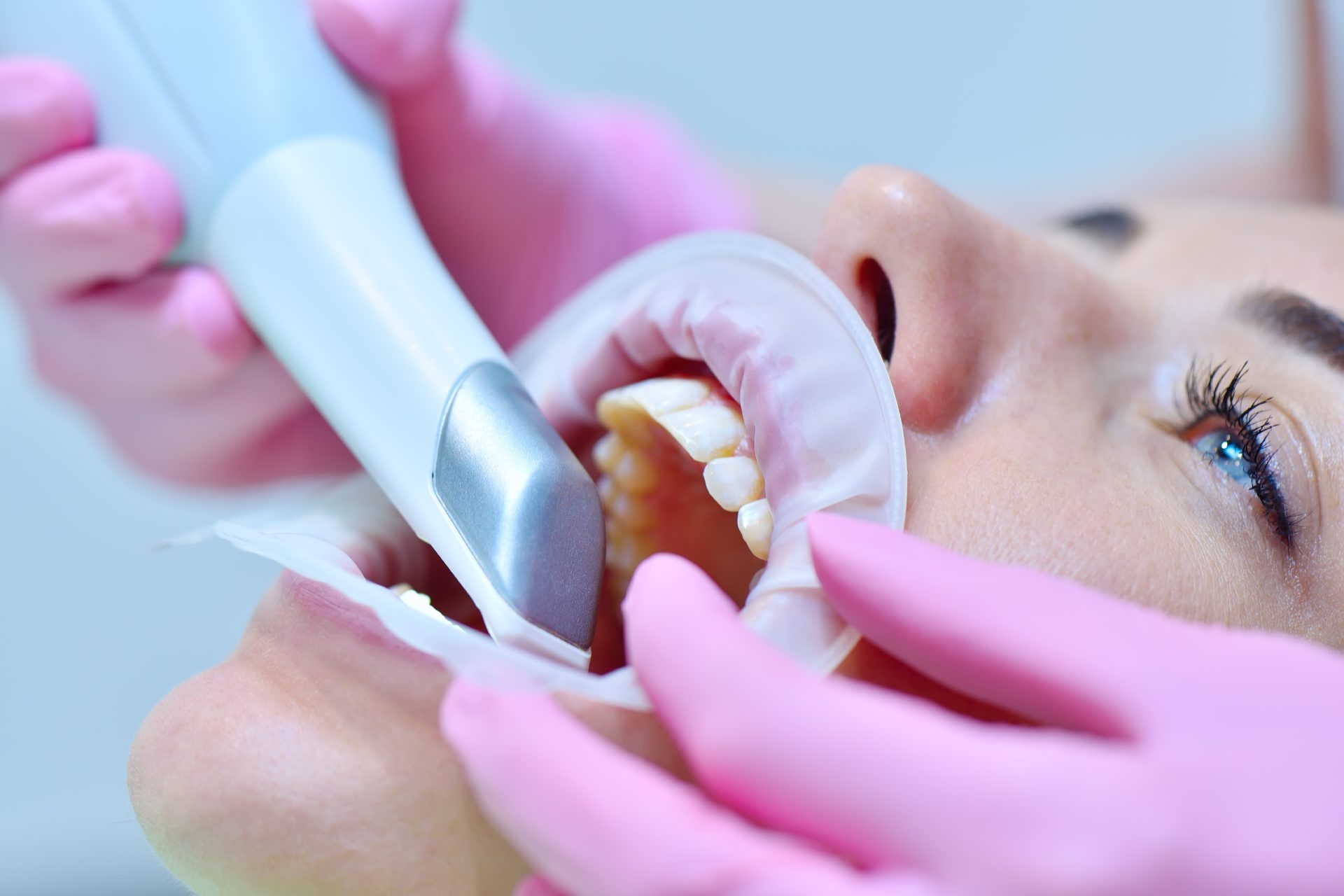 Hammaslääkäri katsoo potilaan hampaita